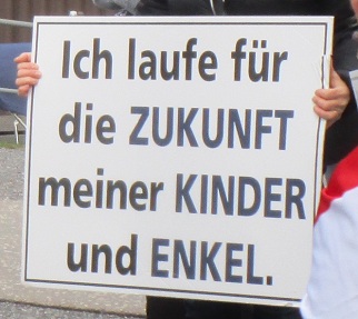 Demo in Brunnen auf der
                  Seewiese 03: Plakate der Freiheitstrommler: Ich laufe
                  fr die Zukunft meiner Kinder und Enkel