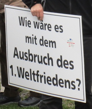 Demo in Brunnen auf der
                  Seewiese 03: Plakate der Freiheitstrommler: Wie wre
                  es mit dem Ausbruch des 1. Weltfriedens?