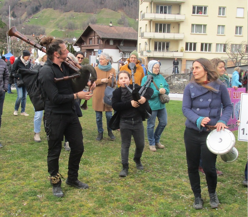 Demo in Brunnen auf der
                  Seewiese: Gruppe mit Dudelsackpfeifern