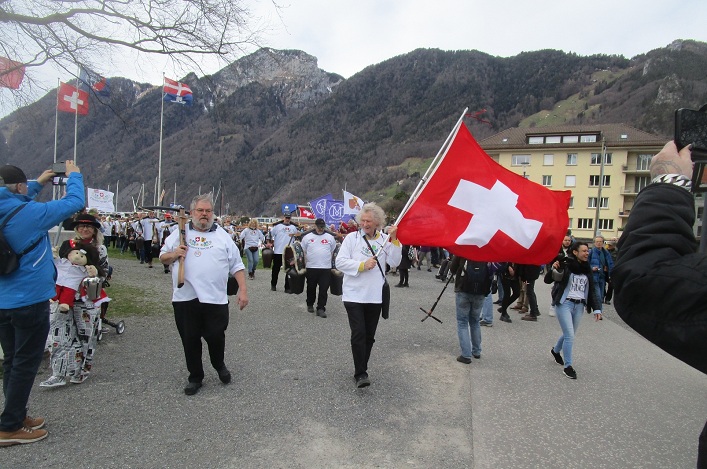 Freiheitstrychler mit Armbrust und
                  Schweizer Fahne