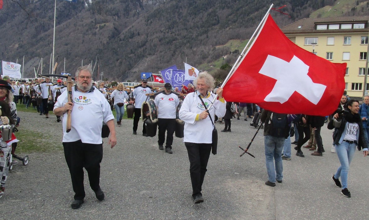 Der Rckmarsch der Demo in Brunnen:
                  Freiheitstrychler mit Armbrust und Schweizer Fahne,
                  Zoom