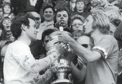 Kbi Kuhn und Karl Odermatt in den
                            1970er Jahren (1973?) am Pokal