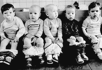 Kinderkrippe in der DDR, gemeinsames
                        "Topfsitzen"