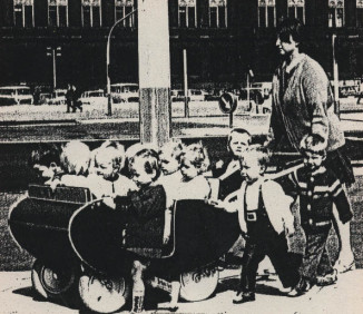 Kinderkrippe in der DDR, ein
                        Gross-Kinderwagen