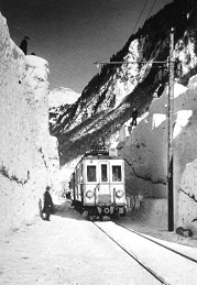Die Eisenbahn zwischen Matt und Elm
                          passiert den Lawinenkegel der
                          Meissenbodenlawine 1935 [10]