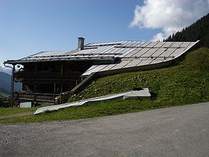 Haus mit Lawinenkeil
                        in St.Antnien, Graubnden, Schweiz