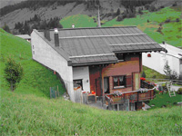 St. Antnien
                        (Graubnden, Schweiz), Haus mit
                        Lawinen-Prallwand [31]