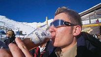 Apres-Ski mit Bier [32]: Hier fhlt man
                        sich "stark", und Lawinen werden nicht
                        ernst genommen