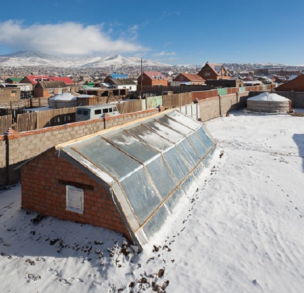 Dieses Grubengewchshaus in
                          der Mongolei produziert whrend dreier
                          Jahreszeiten pro Jahr Lebensmittel. Der
                          Eingang ist gegenber, so verraten es die
                          Fussspuren