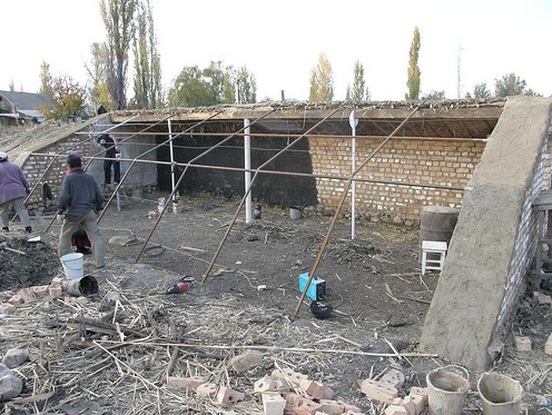 Der Bau des
                          Grubengewchshauses in Ladakh, Nord-Indien:
                          Das Gerst fr das Sonnendach ist aufgestellt
