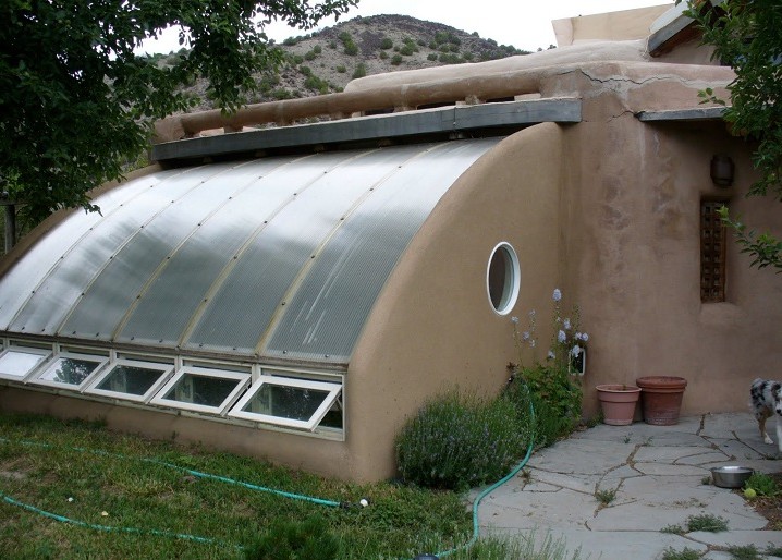Angebautes Grubengewchshaus mit einem
                          Plexiglasdach in Form eines Halb-U von Rob
                          Stout, Embudo, New Mexico ("USA").