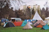Das Zeltlager mit einem grossen
                          Tipi-Zelt