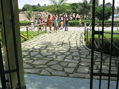 Steinplattenboden am Eingang des
                          Botanischen Gartens des Zoos
                          "Legendenpark" in Lima (01)