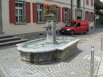 Route du collge, Brunnen beim
                          Gemeindehaus