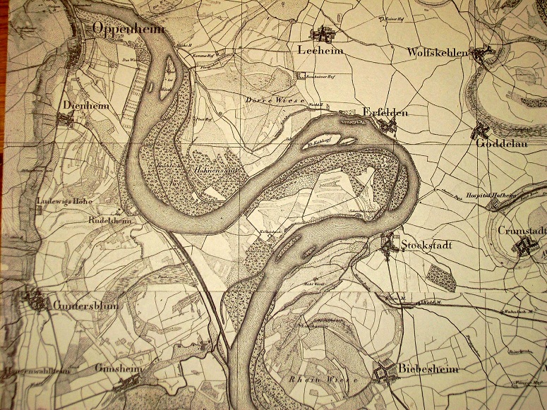 Le anse fluviali sono
                    "accorciate" e "insabbiate" con
                    un piccolo canale, ad esempio la mappa con l'isola
                    di "Testa di Vacca" ("Khkopf")
                    a Ehrfelden e Stocktadt