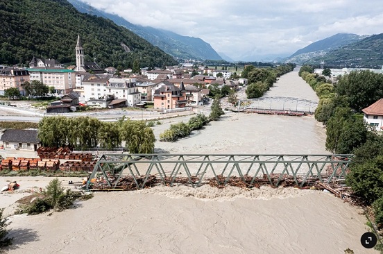 Chippis (Vallese):
                    Il Rodano canalizzato rettilineo - proprio
                    "come una linea", allaga Chippis -
                    30-06-2024