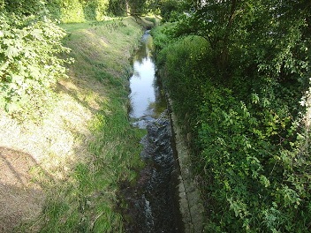 Il
                    Ruscello di Prato (Mattenbach) a Winterthur
                    (Svizzera)  una tristezza: proprio "come una
                    linea", ribassati, ripidi argini, nessun
                    accesso, NESSUNA vita