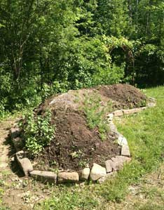 macizo de colina de la
                  permacultura con un muro seco de 1 capa alrededor