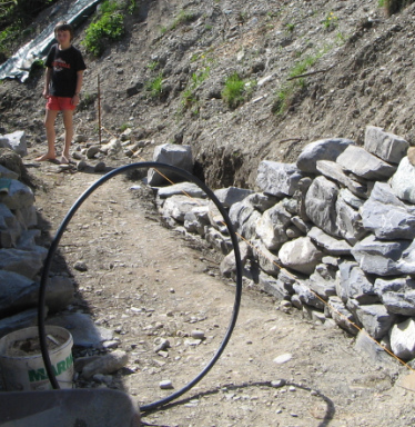 Bau einer Trockenmauer mit Bruchsteinen direkt
                    aus dem Flussbett, Gruesch (Graubnden) 2008