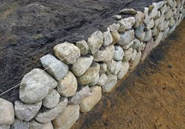 Single-line
                            dry stone wall as a terrace wall, the wall
                            is "very thin", hardly any animals
                            can nest here, but reptiles and hedgehogs
                            can bury themselves in the earth