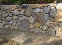 Trockenmauer aus
                            verschiedenfarbigen Steinen