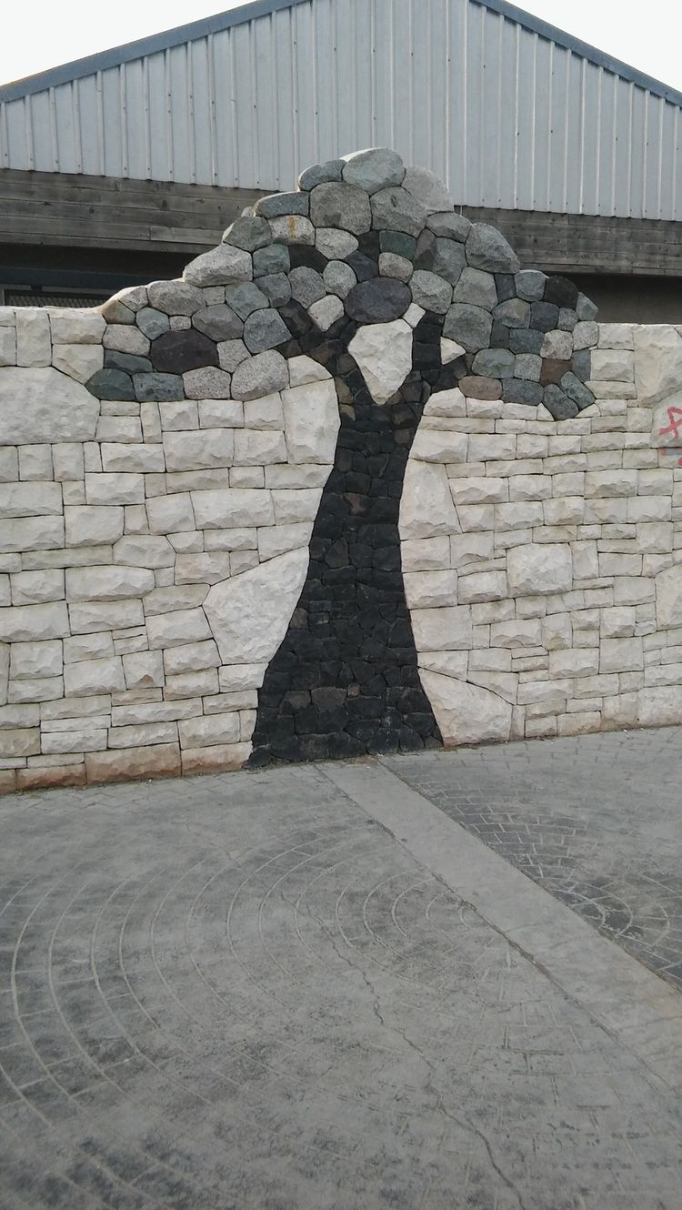 Trockenmauerkunst aus verschiedenen Steinen,
                    Silhouette eines Baums 02 in Esquel, Argentinien