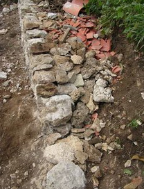 Trockenmauer
                    am Hang im Bau auch mit Tonscherben in der inneren
                    Reihe