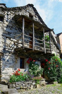 Casa de piedra seca rustico en Corippo,
                            Ticino, sur de Suiza criminal