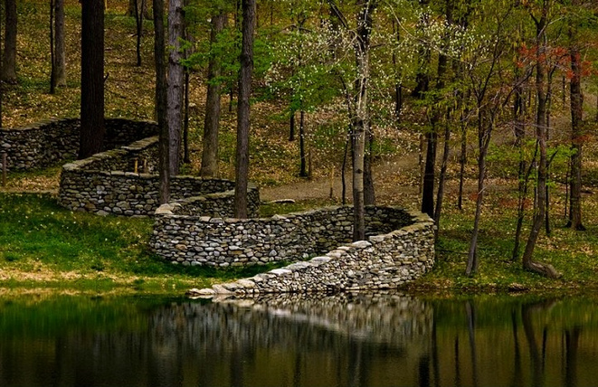 Snake-shaped dry stone
                  wall like a meandering river "Storm King
                  Wall" in Mountainville (New York State) 1997