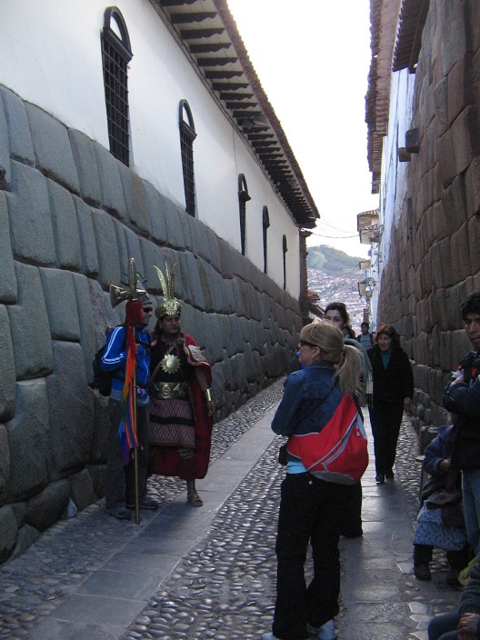 Cusco Jirn
                    Hathumrumiyoq mit Inka-Trockenmauern 01