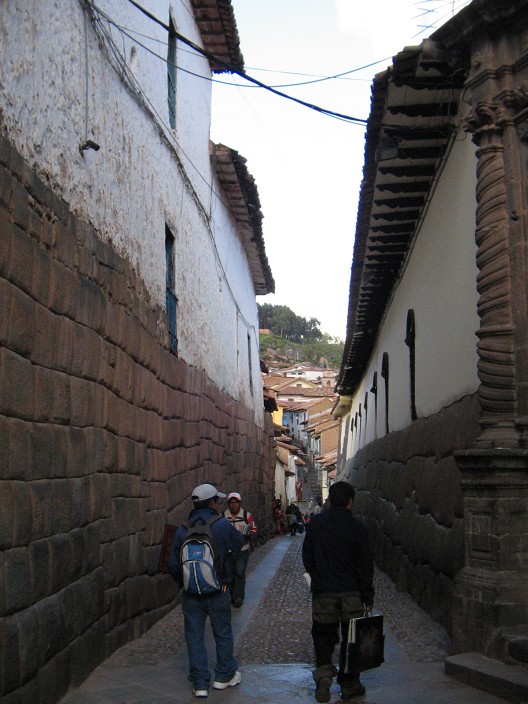 Cusco Jirn
                    Hathumrumiyoq mit Inka-Trockenmauern 02