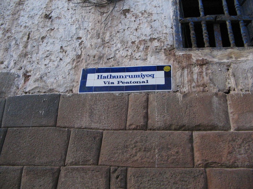 Cusco Jirn
                    Hathumrumiyoq with Inca dry stone walls - the street
                    sign