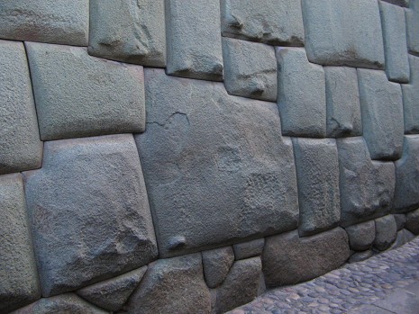 Cusco Jirn
                      Hathumrumiyoq with Inca dry stone wall, 12
                      cornered stone