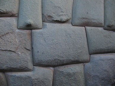 Cusco Jirn Hathumrumiyoq con muro seco
                            de los Incas, piedra de 9 puntos