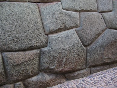 Cusco
                            Jirn Hathumrumiyoq con muro de los Incas,
                            piedra de 8 puntos