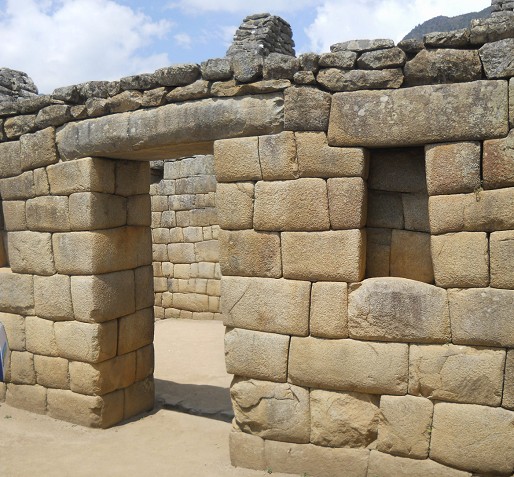 Machu
                      Picchu (Peru), the Inca room with door and niche
                      with perfect dry wall