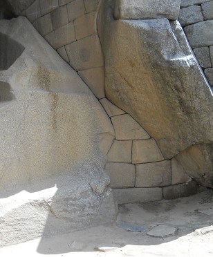 Machu Picchu (Peru), the mummy cave
                      under the sun temple shows a perfect dry wall in
                      double curve