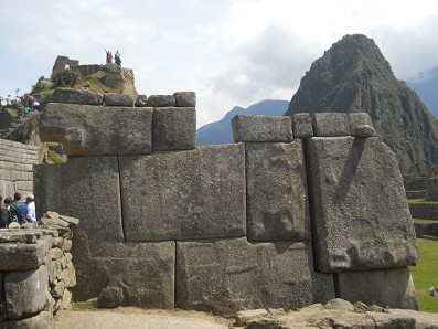 Machu Picchu (Peru),
                      der Tempel zu den 3 Winden, Trockenmauer 01