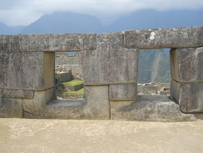 Machu Picchu (Peru), der Tempel zu den 3
                      Winden, Fenster aus perfekter Trockenmauer 01