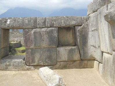 Machu Picchu (Peru), der Tempel zu
                      den 3 Winden, Fenster aus perfekter Trockenmauer
                      02 mit Nische