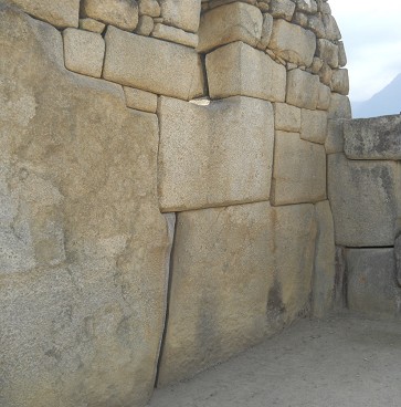 Machu
                      Picchu (Peru), der Tempel zu den 3 Winden,
                      perfekte Trockenmauer 02