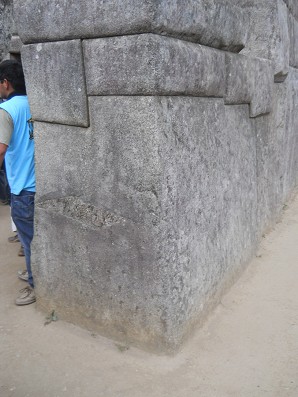 Machu
                      Picchu (Peru), das Meditationszimmer in
                      Trockenmauer, der 32-Eckenstein 01