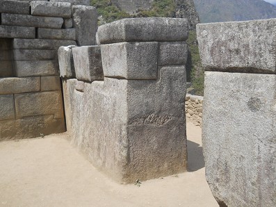 Machu
                      Picchu (Peru), das Meditationszimmer in
                      Trockenmauer, der 32-Eckenstein 02