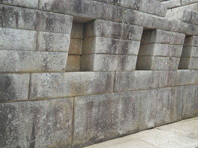 Machu
                      Picchu (Peru), das Meditationszimmer in
                      Trockenmauer, 3 perfekte Nischen