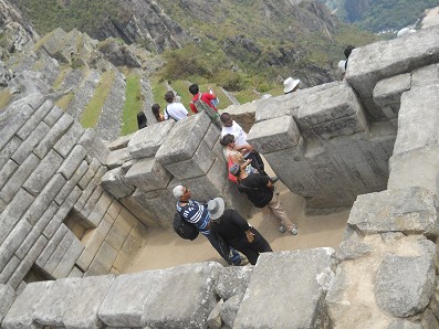 Machu Picchu (Peru), das
                      Meditationszimmer in Trockenmauer mit dem
                      32-Eckenstein, Sicht von oben