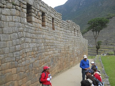 Machu Picchu (Peru), die grosse
                      Trockenmauer