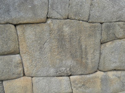 Machu Picchu
                      (Peru), die grosse Trockenmauer, ein
                      14-Eckenstein
