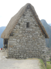 Machu Picchu,
                              un edificio de almacenamiento arriba con
                              muros secos "normales"