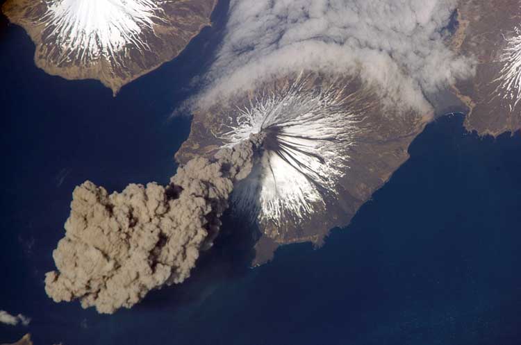 2006: Cleveland-Vulkan:
                  Kurzlebige Qualmwolke, aber 6000 Meter hoch