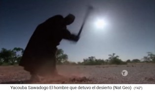 Yacouba Sadabogo hackt
                    ein Loch in den harten Erdboden, Dorf Gourga